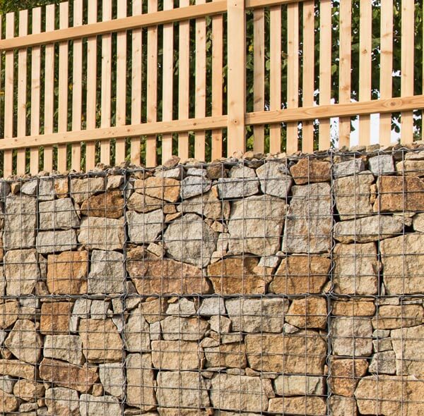 Gabionová zeď s dřevěným plotem